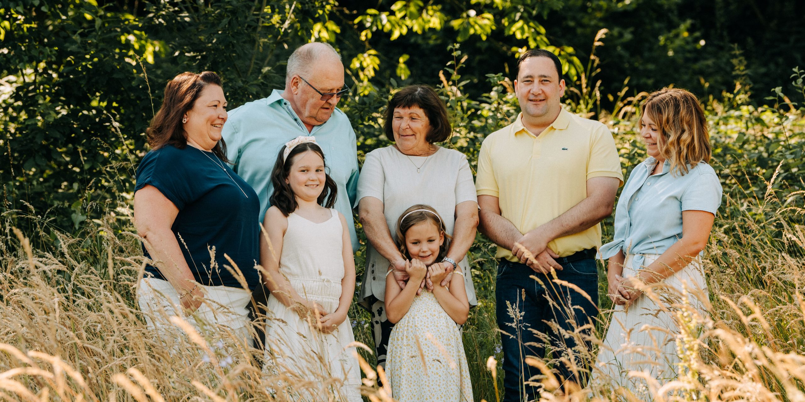 Ein Bild der Familie Scheffel in einer Wald und Feld Kulisse.