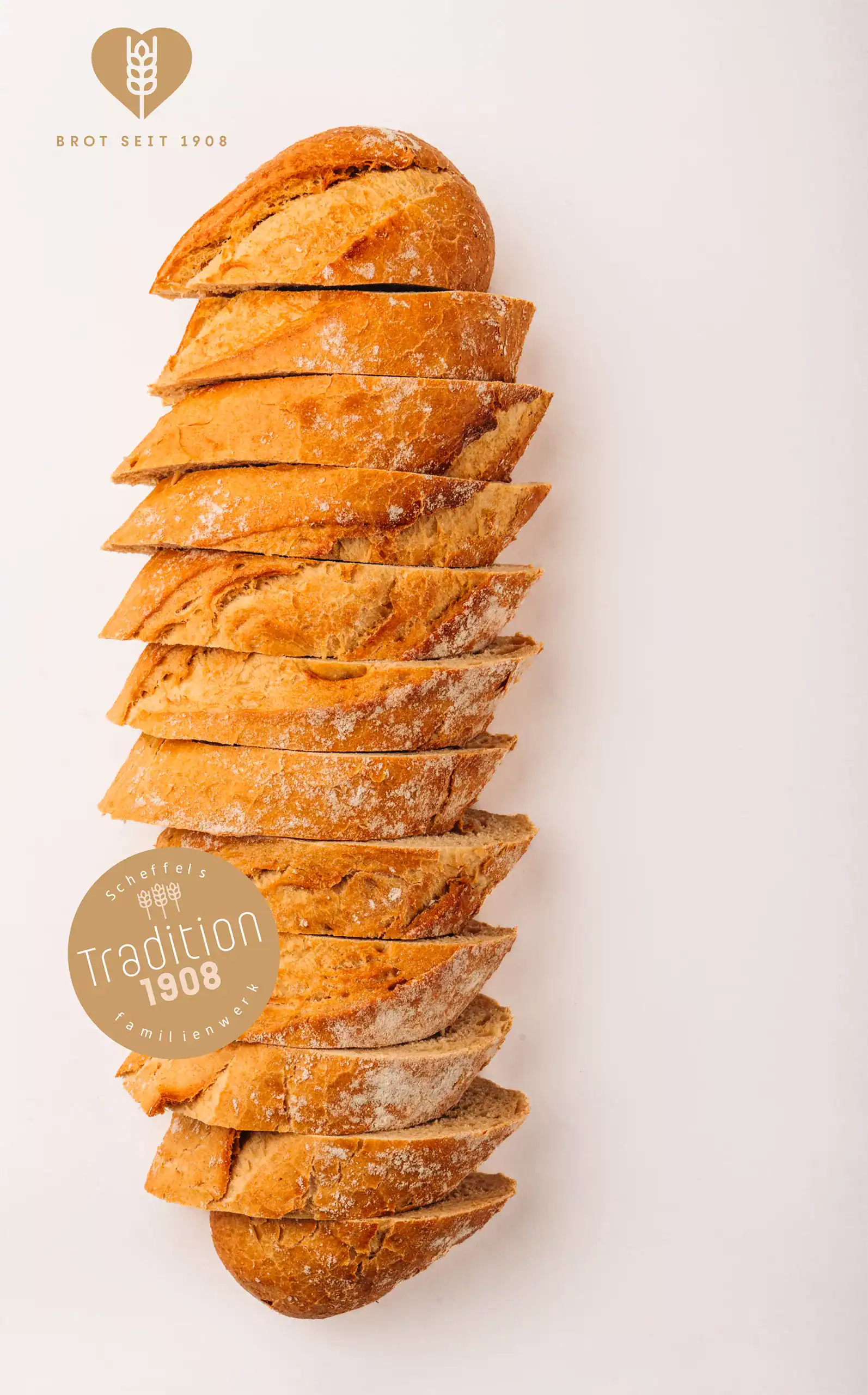 Ein Hintergrundbild auf dem ein Baguette in Scheiben geschnitten liegt. Oben links ist das Bildlogo der Scheffels Backstube zu sehen. Unten ist ein Button mit dem Slogan Tradition 1908 zu sehen.